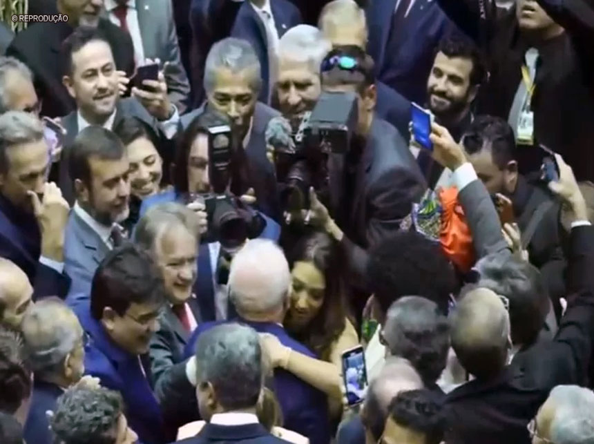 Flávia Arruda: O abraço da mulher, arranha o PL