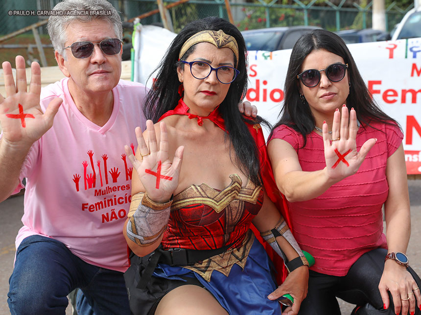Mulheres caminham em Ceilândia em protesto contra o feminicídio