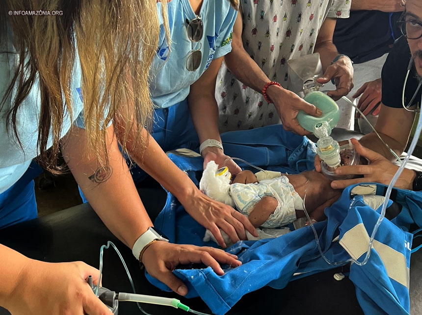 Missão na TI Yanomami salva recém-nascido com quadro grave e remove oito crianças para hospitais em Boa Vista