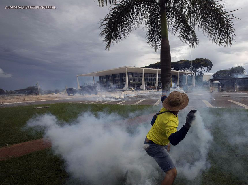 Moraes mantém prisão de investigado por ataques ao STF