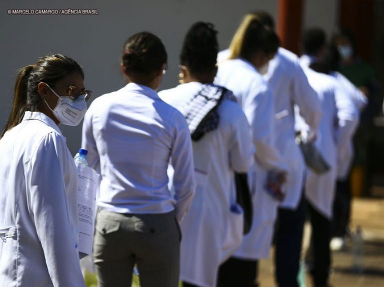 Brasil tem 546 mil médicos; proporção é de 2,56 por mil habitantes