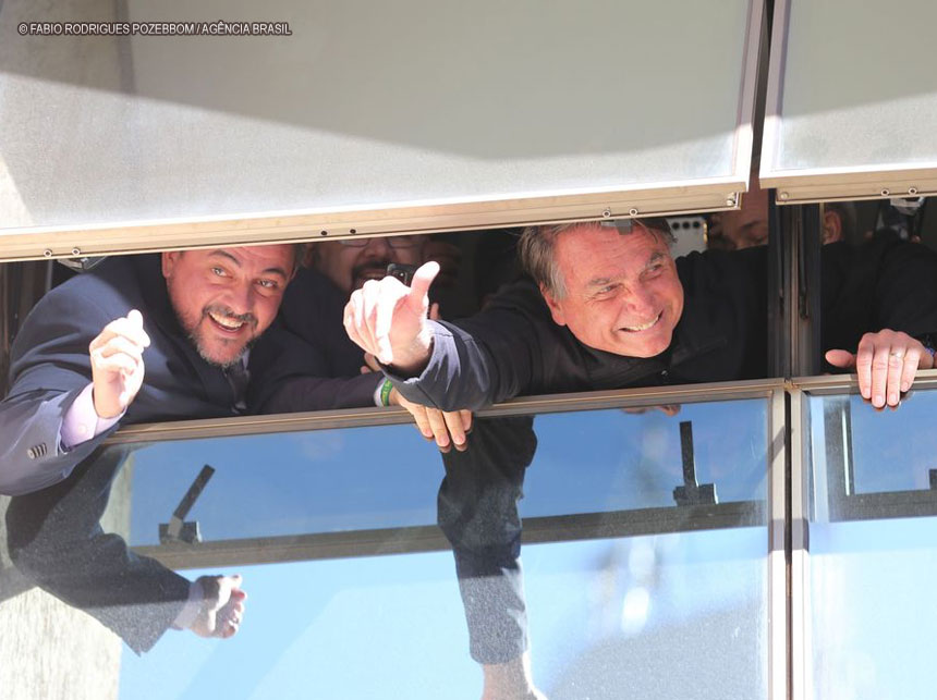 Sem condições de permanecer nos EUA, ex-presidente retorna ao Brasil