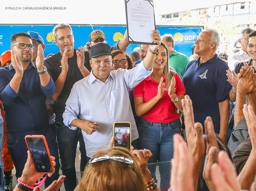 Ibaneis entrega viaduto do Recanto das Emas à população