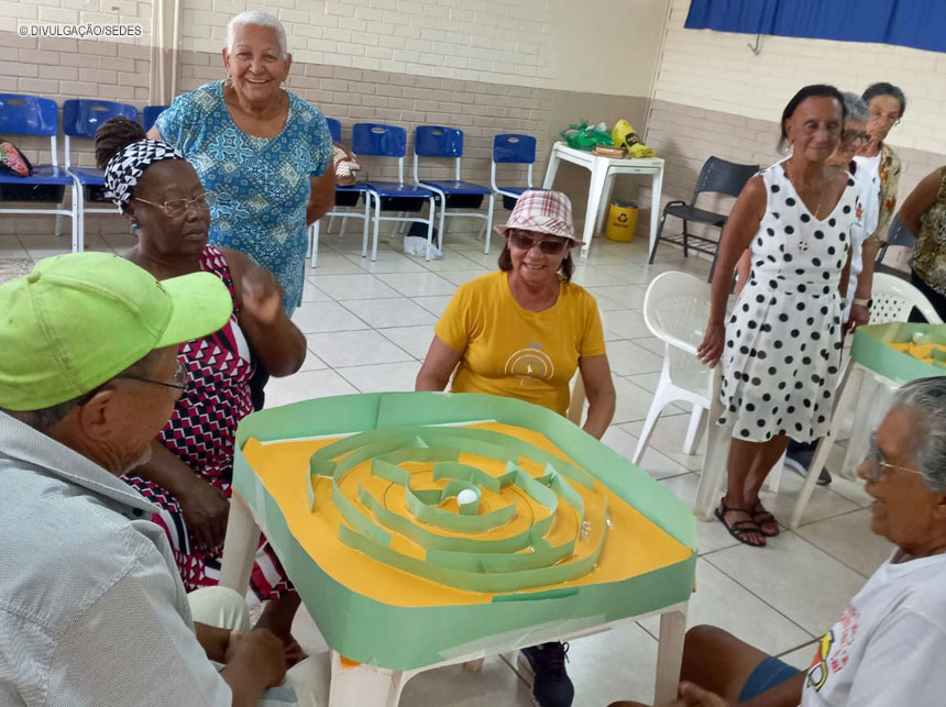 Dinâmicas em grupo fortalecem habilidades cognitivas e motoras de idosos