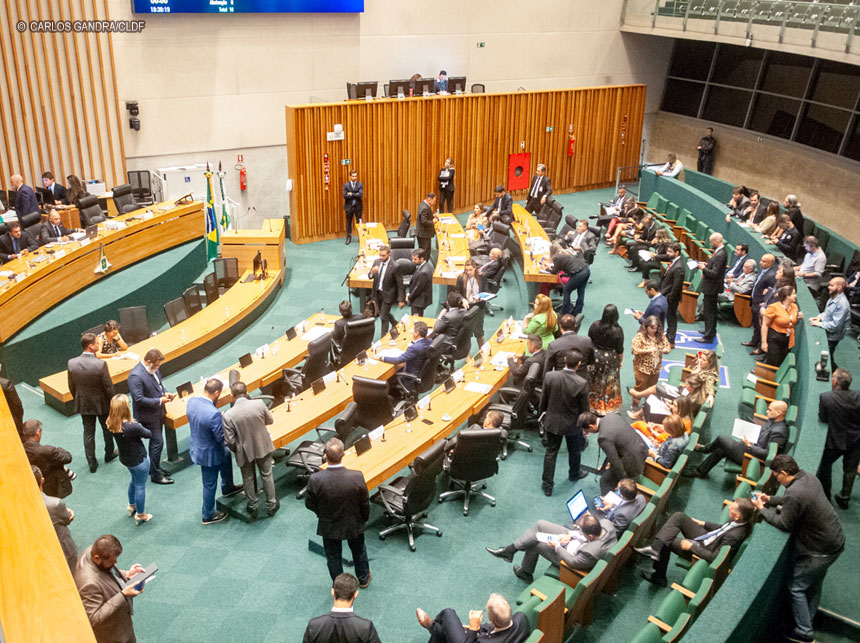 CLDF aprova reajuste de salário para governador, vice, secretários e administradores regionais