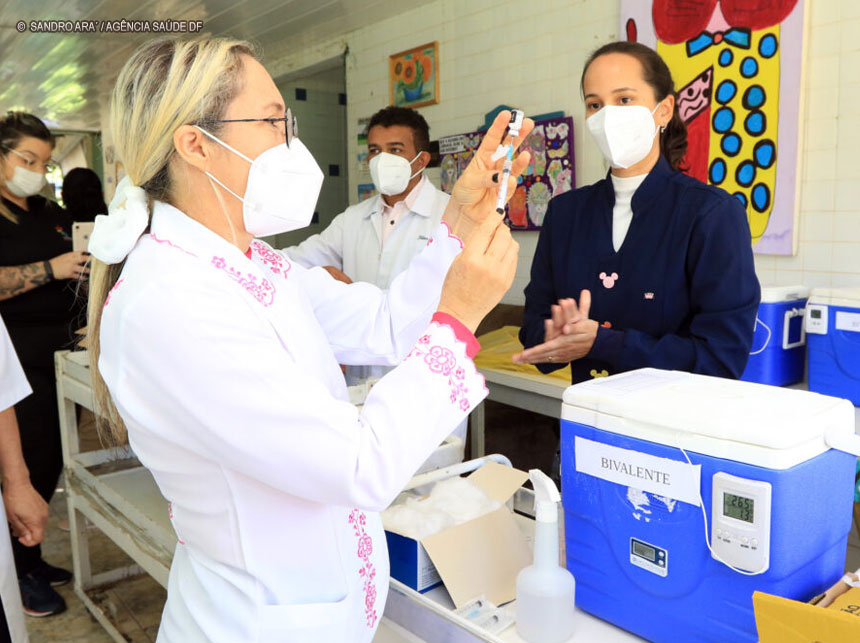 Dose bivalente: Distrito Federal imuniza pessoas com comorbidades contra a Covid-19