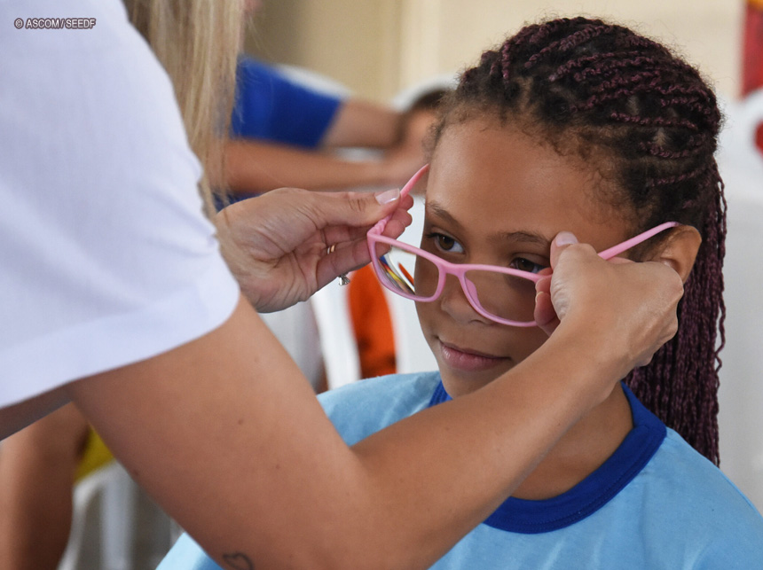 “Em um Piscar de Olhos” entrega óculos para alunos de Ceilândia e Samambaia neste sábado