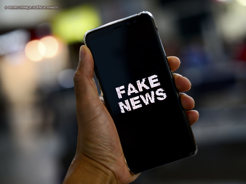 Desinformação permanente impacta de políticas públicas à saúde mental