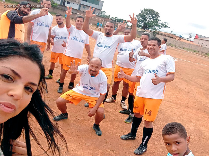 Intervenção do DF Legal contra ação de grileiros devolve campo de futebol à comunidade de Café Sem Troco