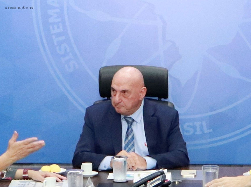 Ex-ministro do GSI presta depoimento à Polícia Federal