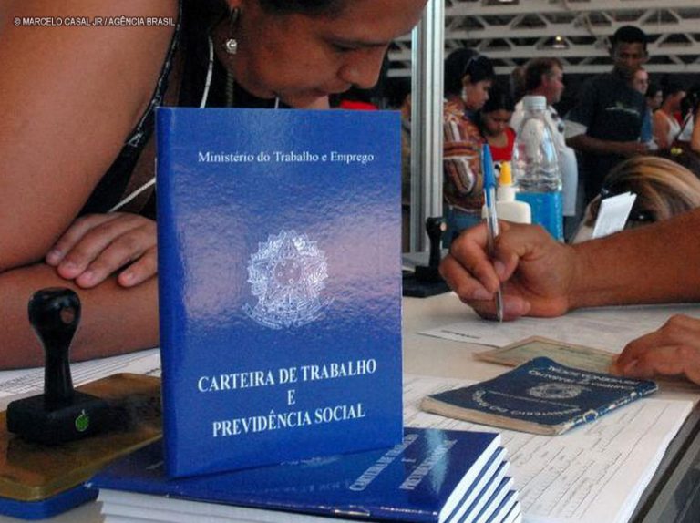 Caged: Brasil abre 180 mil vagas com carteira assinada em abril