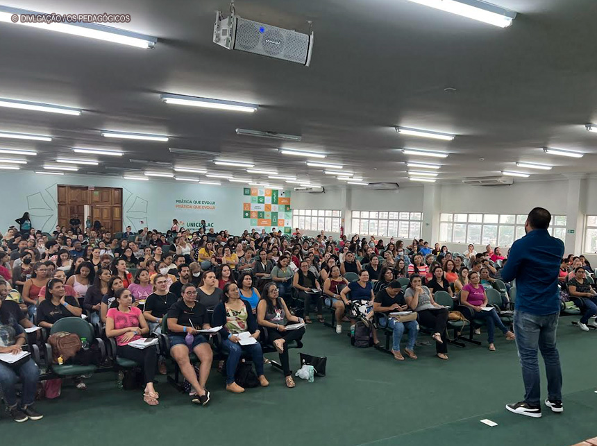 Professores orientam concurseiros sobre o novo cronograma do concurso da SEDF