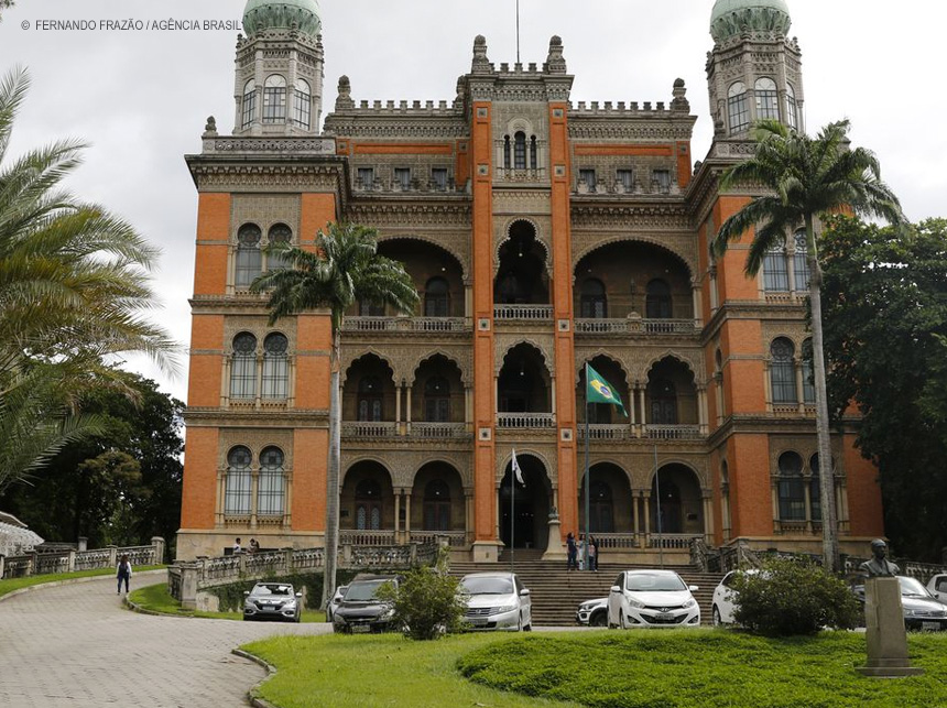 Casos de síndrome respiratória aguda grave sobem no país, diz Fiocruz
