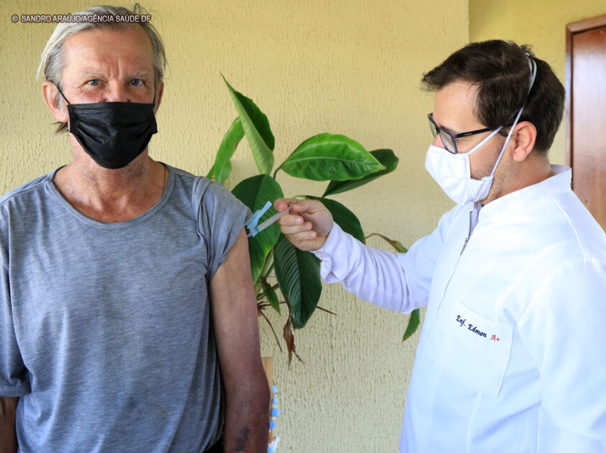 Cerca de 200 pessoas são vacinadas em unidade de acolhimento do Areal