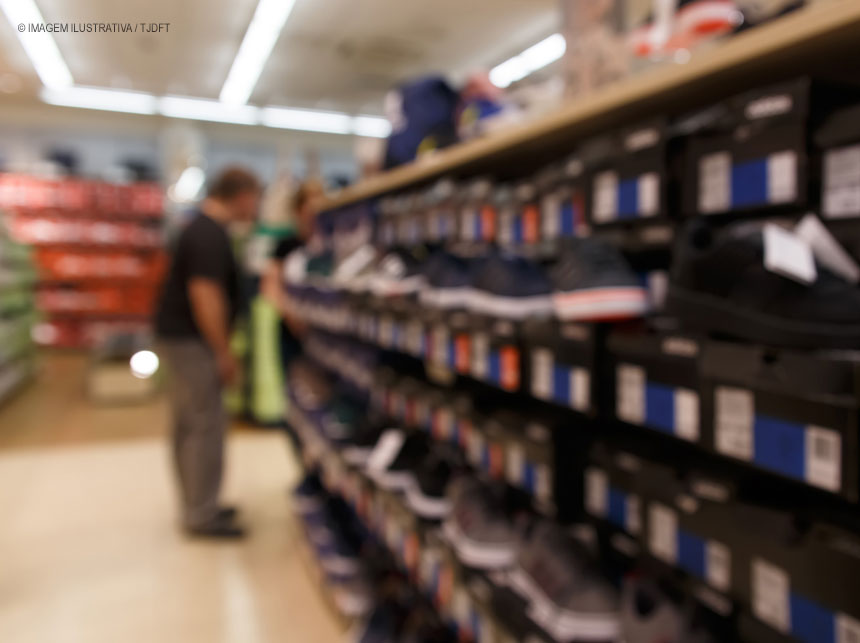 Supermercado é condenado a indenizar cliente constrangido por seguranças
