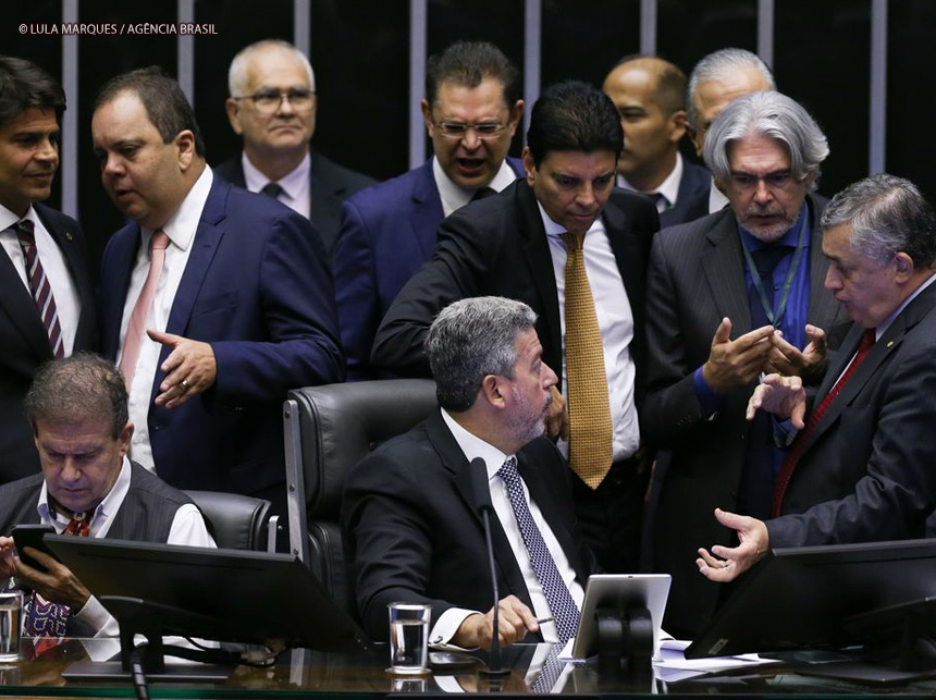 Deputados concluem votação do projeto do arcabouço fiscal