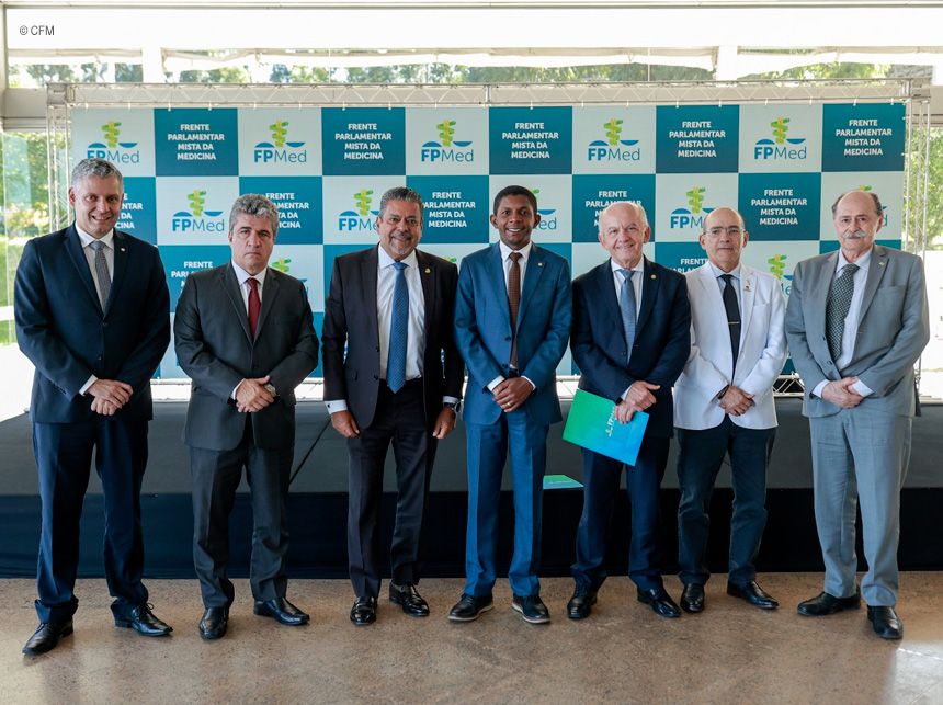 Conselheiros do CFM se reúnem com Frente Parlamentar Mista da Medicina para discutir melhorias para a saúde pública