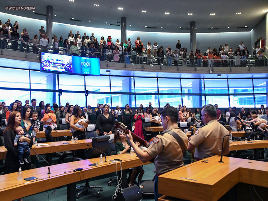 Jorge Vianna preside sessão solene em homenagem ao Dia Mundial de Doação de Leite Materno