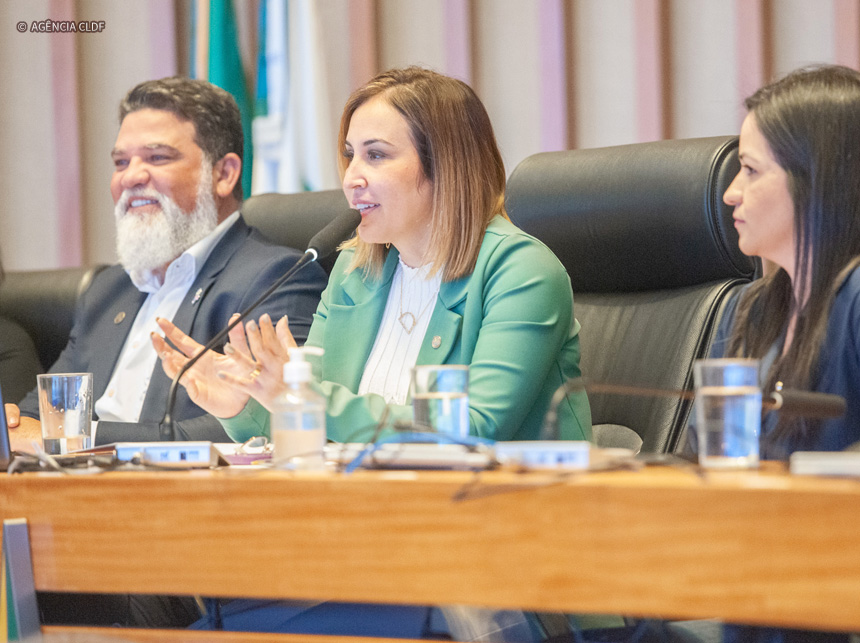 CLDF homenageia profissionais de saúde em evento de abertura do mês da enfermagem