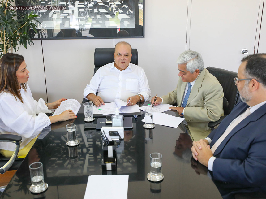 Ibaneis assina acordo para eleição de conselheiros tutelares