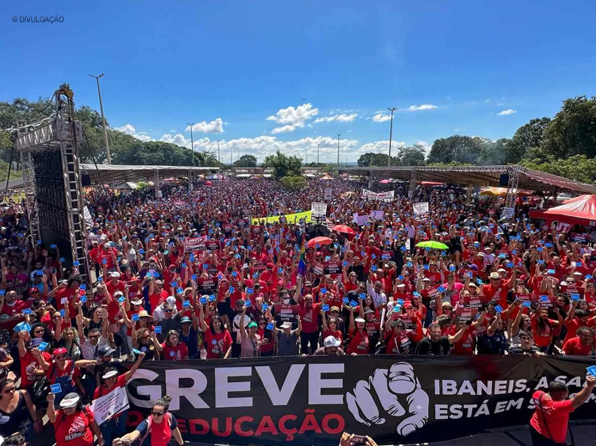 Em meio a contingenciamento e risco de estagnação de receitas, após nova proposta do GDF, professores encerram greve