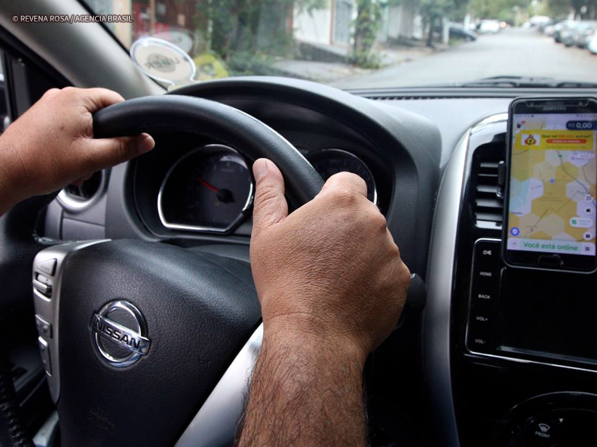 Motoristas de aplicativos, como Uber e 99, fazem greve em todo o país