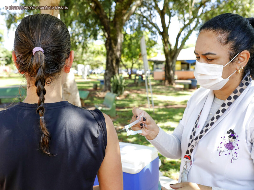 Entenda a importância da vacina contra o HPV para o público de 9 a 14 anos