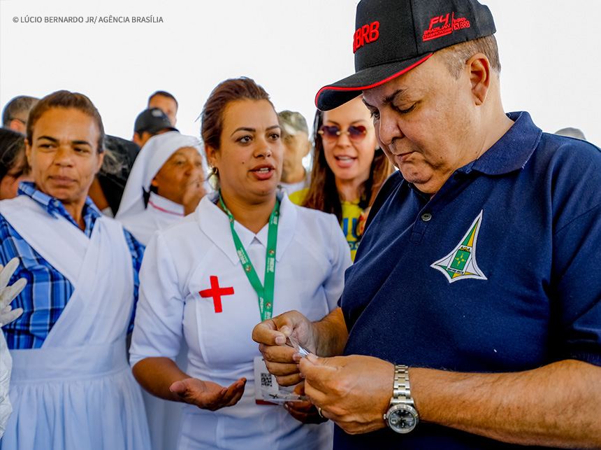 Com sanção do piso, Ibaneis sinaliza pagamento à enfermagem e comenta sobre reajuste das forças de seguranças