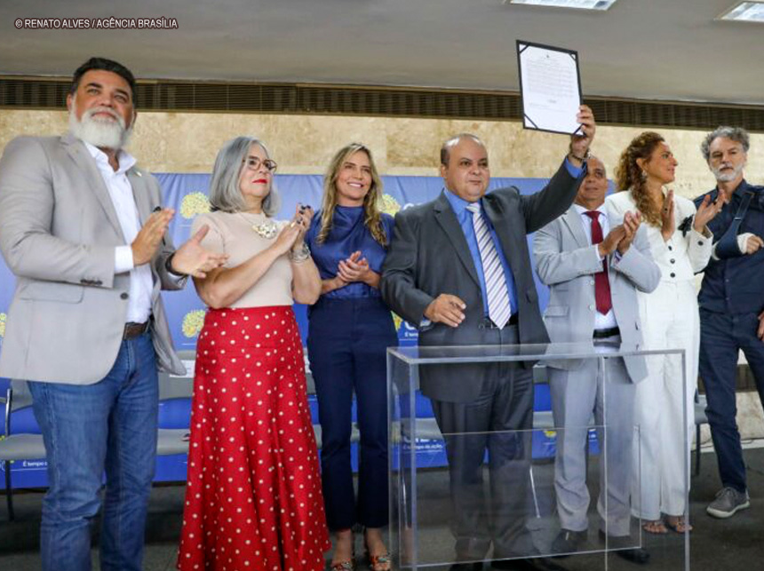 Ibaneis nomeia 80 professores e tutores para a Universidade do DF