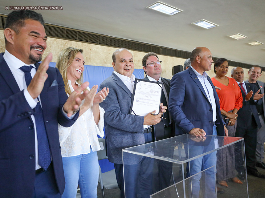 Ibaneis sanciona reajuste de 18% aos servidores públicos do DF