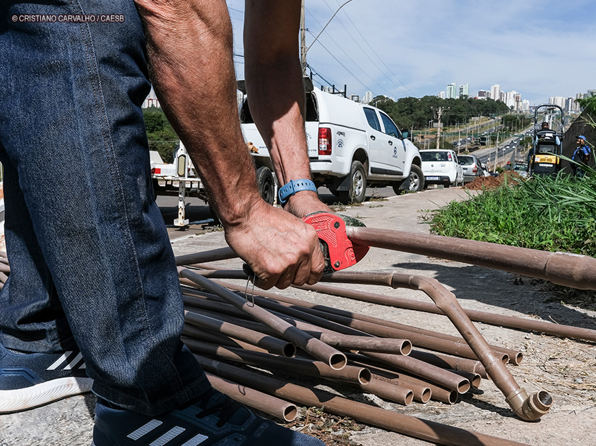 Caesb realiza fiscalização de ligações clandestinas e fraudes