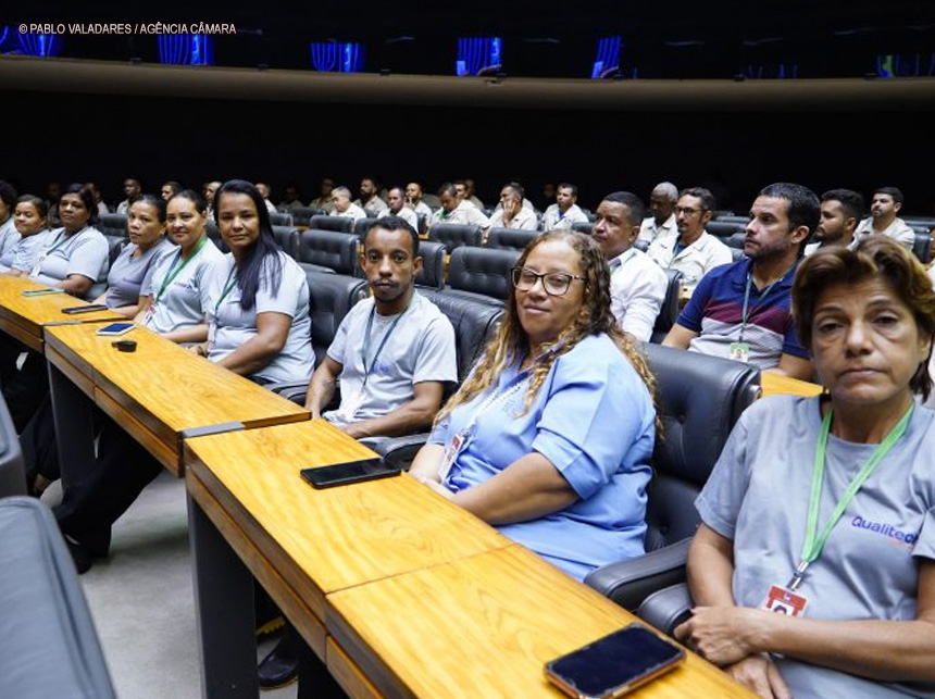 Câmara homenageia trabalhadores que limparam e consertaram estragos do 8 de janeiro