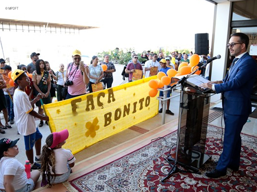 Mais de 200 estudantes caminham em São Sebastião pela proteção da infância e adolescência