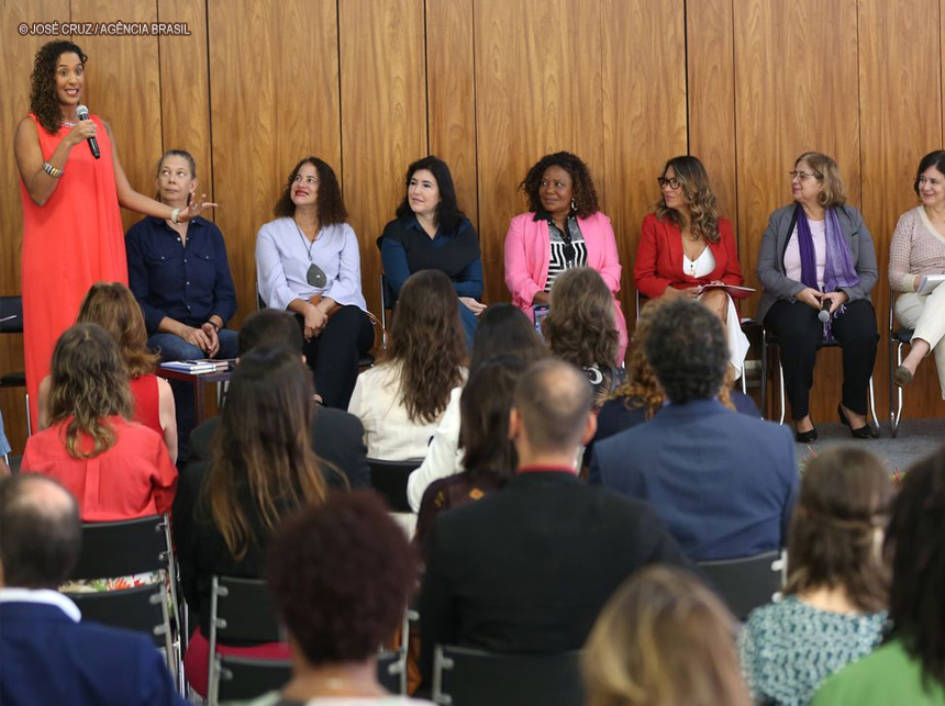 Mulheres ocupam 34% de cargos de alta liderança no setor público