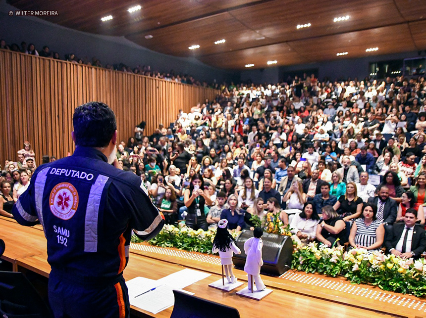 Portaria que regulamenta repasse de recursos ao piso salarial da Enfermagem exclui profissionais com carga horária inferir a 40 horas semanais