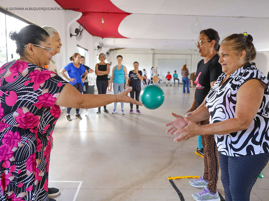 GDF oferece assistência de saúde integral à população idosa