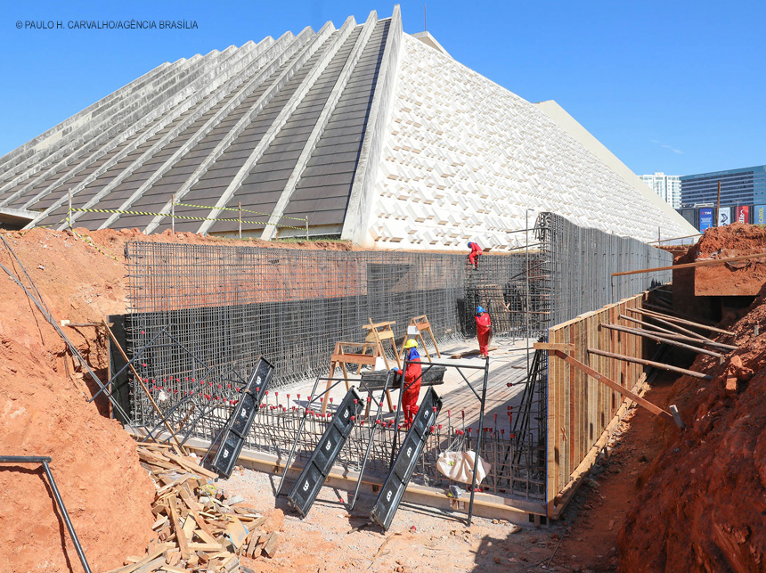 Reservatório de incêndio é construído na área externa do Teatro Nacional
