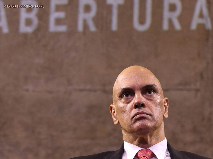 Moraes retira sigilo de mensagens encontradas em celular de Mauro Cid