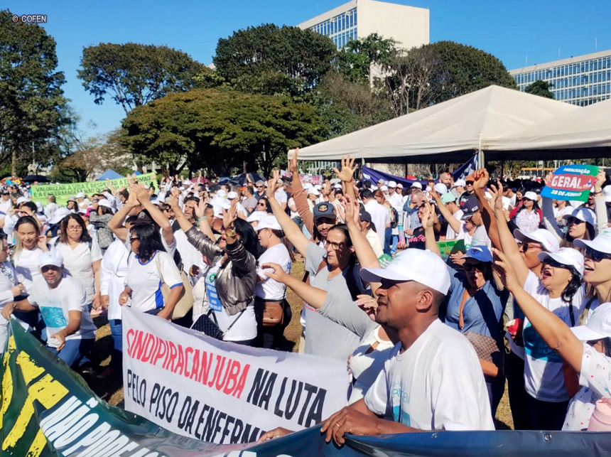 Piso da Enfermagem: Cerca de 7 mil profissionais de saúde lotam esplanada dos Ministérios em Brasília