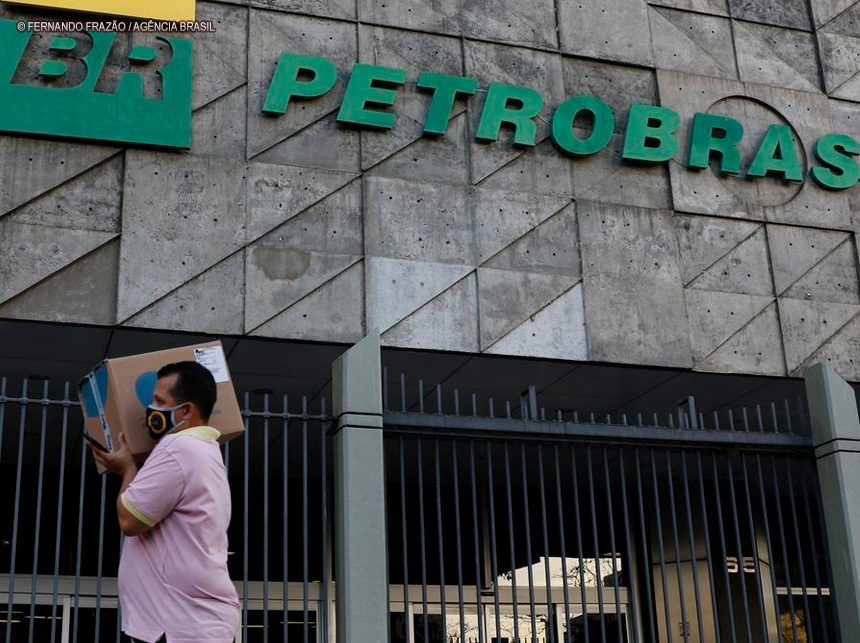 Petrobras reduz preço da gasolina em 4,66% para distribuidoras