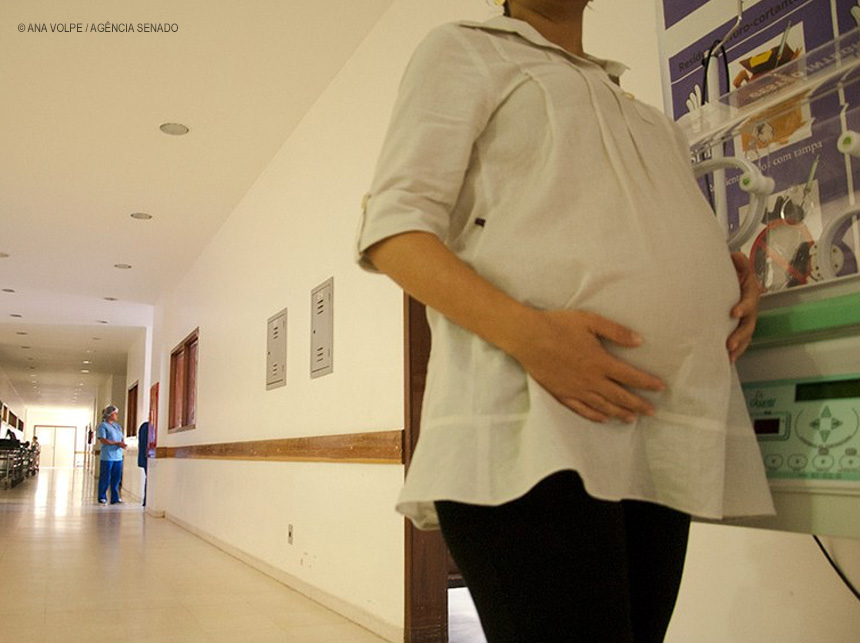 Sancionada lei que garante mais exames para gestantes no SUS