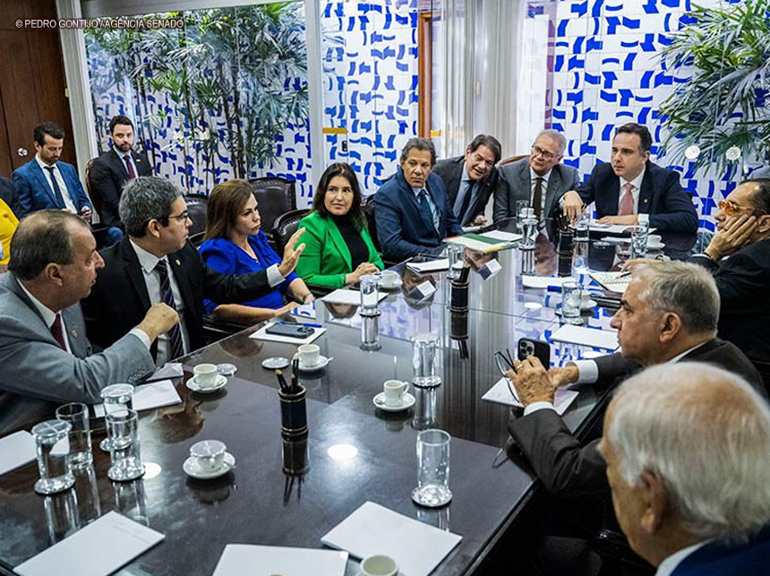 Fundeb e Fundo Constitucional do DF não entrarão no arcabouço, diz Omar Aziz