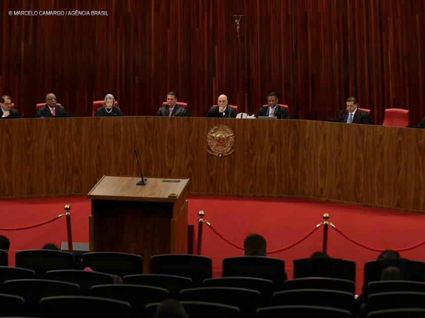 Por 5 votos a 2, TSE torna Bolsonaro inelegível até 2030