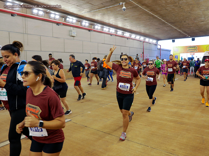 Mais de 1,5 mil pessoas cruzam o Túnel Rei Pelé em corrida de rua
