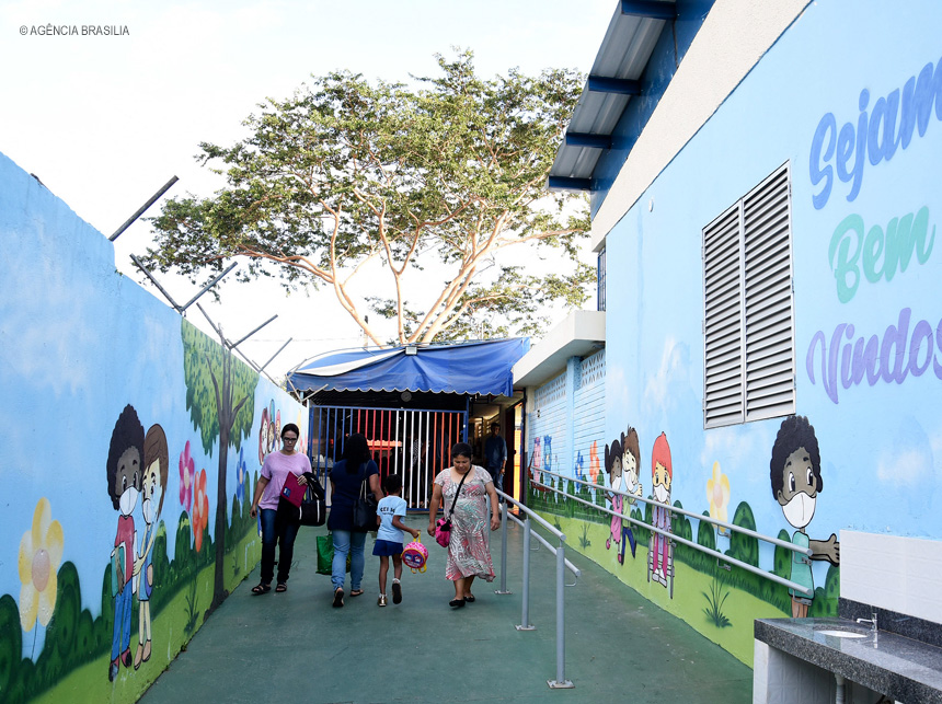 Reposição de aulas perdidas durante a greve no DF deve ser presencial