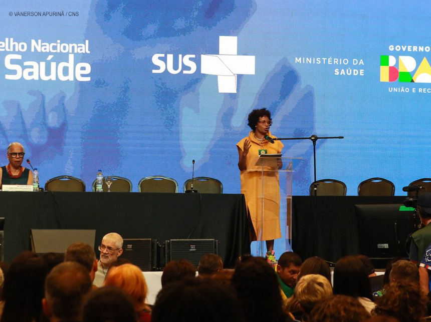 Ministra recebe manifestações de apoio ao abrir Conferência de Saúde