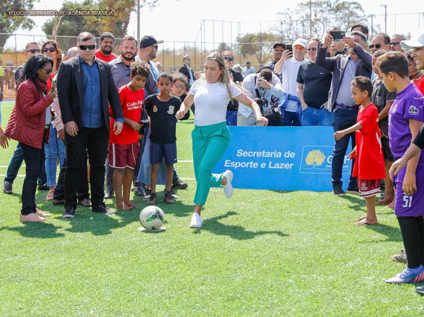 População da Estrutural recebe campo de grama sintética renovado