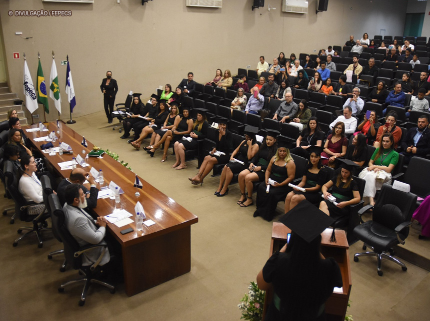 Após curso iniciado na pandemia, técnicos de enfermagem da Etesb colam grau