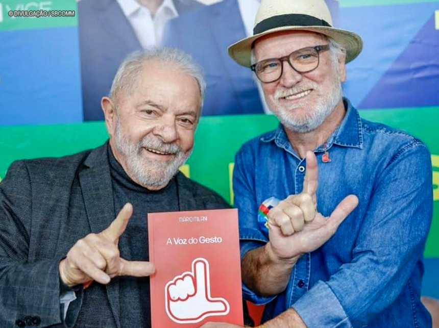 A Voz do Gesto em Brasília: jornalista que criou o famoso “L” de Lula lança livro na Câmara dos Deputados