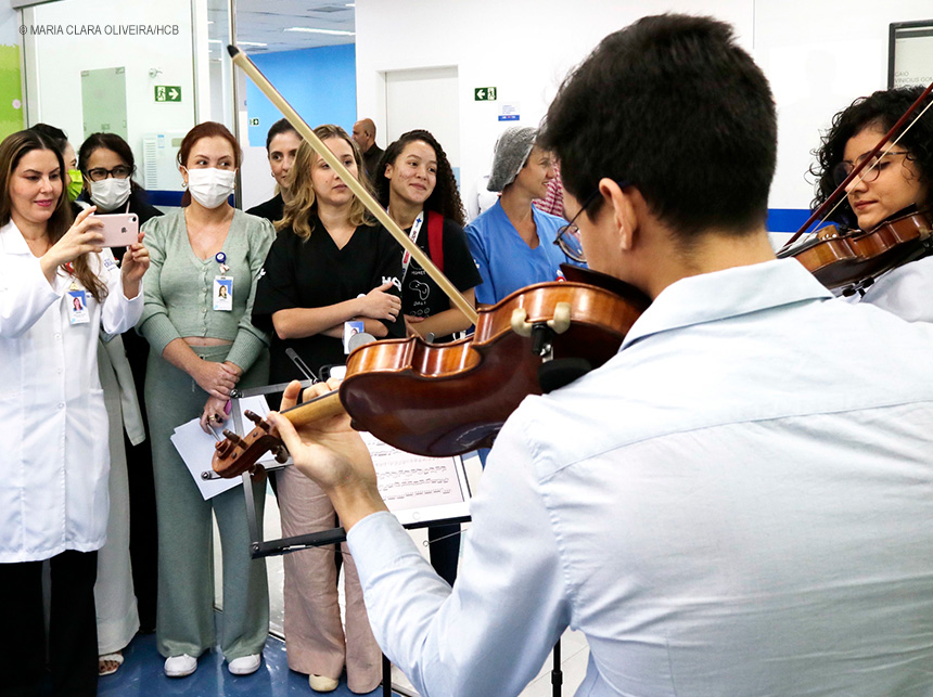 HCB celebra Dia do Pediatra com música e visita de herói